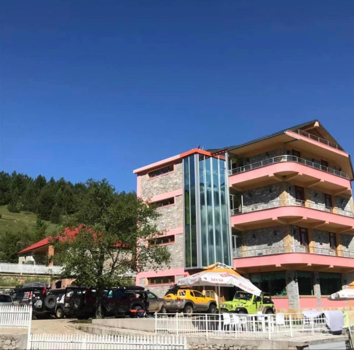 Lura Hotel Fushe-Lure Kültér fotó