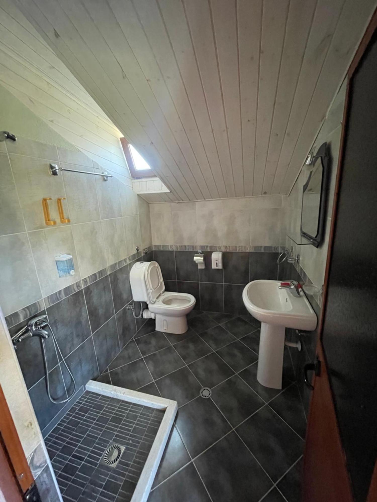 Lura Hotel Fushe-Lure Kültér fotó